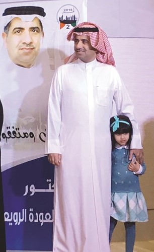 الرويعي مع إحدى ناخبات المستقبل﻿
