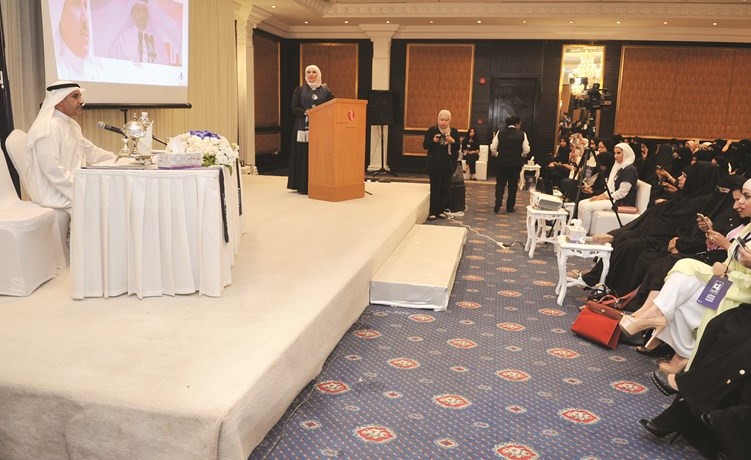 مرشح الدائرة الرابعة مرزوق الخليفة متحدثا خلال الندوة﻿