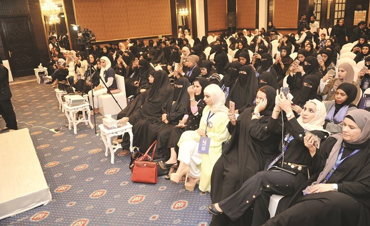 جانب من الحاضرات خلال ندوة مرشح الدائرة الرابعة مرزوق الخليفة	(هشام كامل)﻿