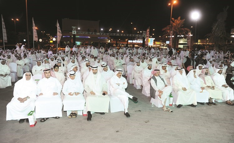 جانب من الحضور خلال افتتاح المقر الانتخابي لمرشح الدائرة الثانية النائب السابق محمد براك المطير							(هاني الشمري)﻿