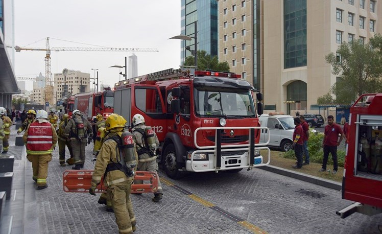 رجال الأطفاء يستعدون للتعامل مع الحريق الوهمي﻿