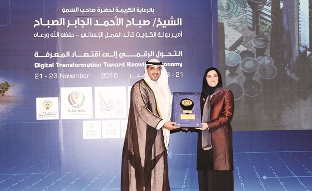 الشيخة عايدة سالم العلي تكرم الشيخ محمد العبدالله﻿