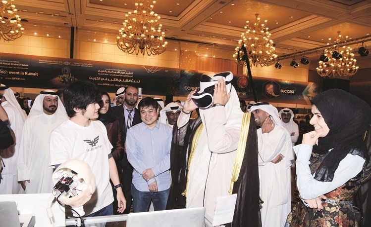 العبدالله خلال تجربة احد الاختراعات المشاركة ﻿