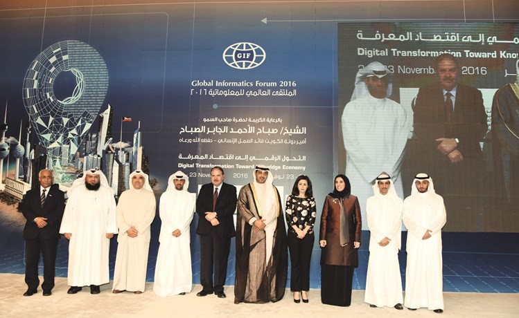 الشيخ محمد العبدالله والشيخة عايدة سالم العلي مع المكرمين خلال حفل افتتاح الملتقى	(ريليش كومار)﻿