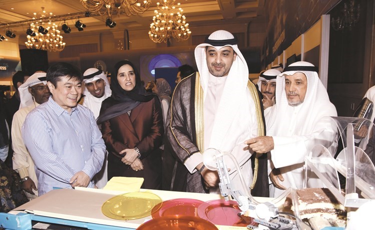 الشيخ محمد العبدالله يستمع لشرح حول الأجهزة المشاركة ﻿