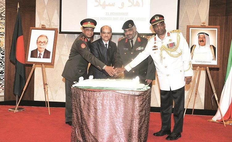 العميد ركن غازي الشمري والسفير البنغلاديشي يقطعان كيكة الاحتفال 	(زين علام)﻿