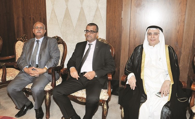 مصطفى بهبهاني والسفير التونسي أحمد بن الصغير يباركان ﻿
