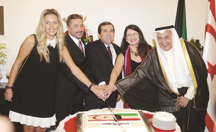 السفير التركي مراد تامير ورئيس مكتب التمثيل التجاري لشمال قبرص التركية حلمي اكيل خلال تقطيع كيكة الاحتفال﻿