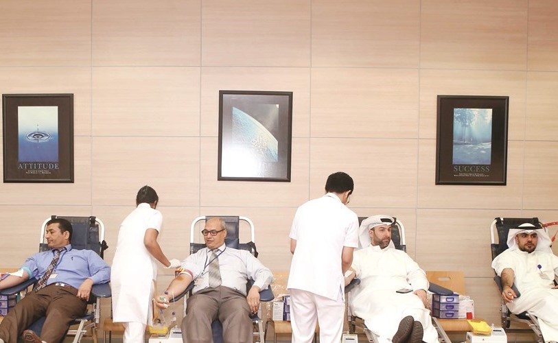 موظفو الأهلي المتحد يتبرعون بالدم﻿