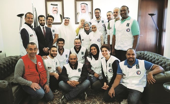 السفير عبدالعال القناعي مع متطوعي زين ومسؤولي الهلال الأحمر الكويتي ﻿