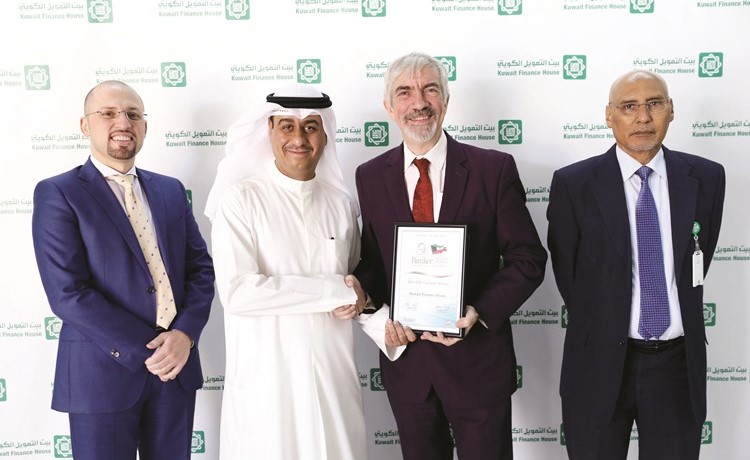  الخرجي متسلما الجائزة من روبن أملوت ﻿