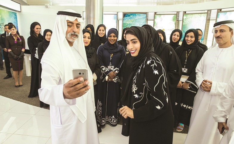  الشيخ نهيان بن مبارك آل نهيان يستعرض المبتكرات التقنية في أسبوع الاتحاد للطيران للابتكار ﻿