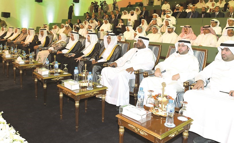 المبارك والشيخ سلمان الحمود وخالد الروضان وعدد من الشيوخ والوزراء في افتتاح نادي البولينغ ﻿