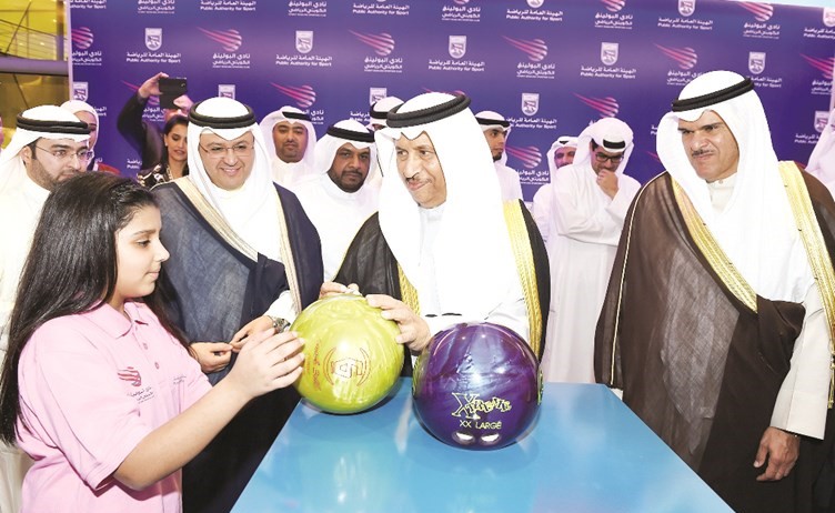 المبارك يوقع على كرة بولينغ لإحدى اللاعبات﻿
