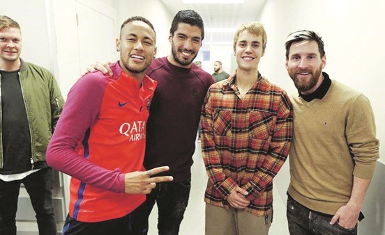 نجم البوب جاستن بيبر يتوسط ثلاثي برشلونة الضارب﻿