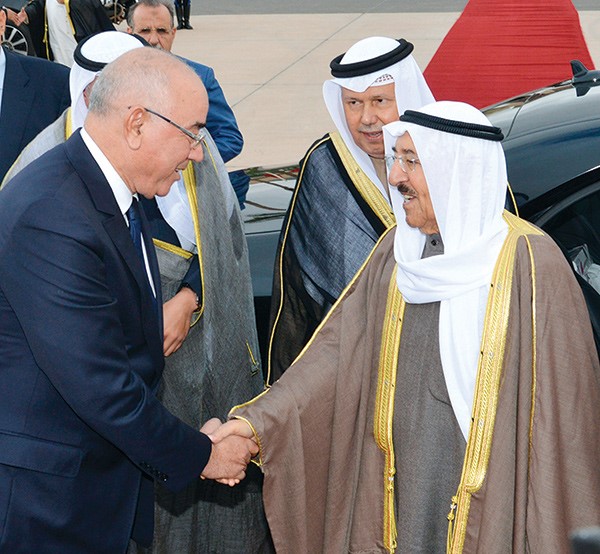 صاحب السمو الأمير الشيخ صباح الأحمد مصافحا مودعيه في مطار مراكش ويبدو السفير أحمد فهد الفهد﻿
