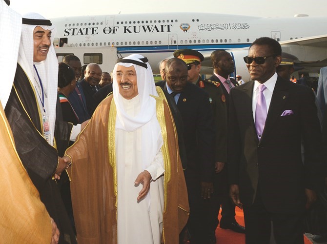 صاحب السمو الأمير الشيخ صباح الأحمد مصافحا الشيخ صباح الخالد لدى وصوله غينيا الاستوائية ويبدو الرئيس تيودورو مباسوغو﻿