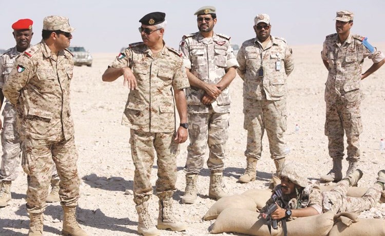 العقيد الركن ناصر عبدالعزيز السمحان خلال زيارته التفقدية للطلبة المشاركين في التمرين﻿