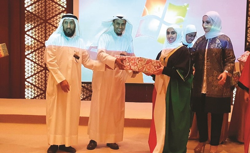 تكريم احدى طالبات المرحلة المتوسطة ﻿