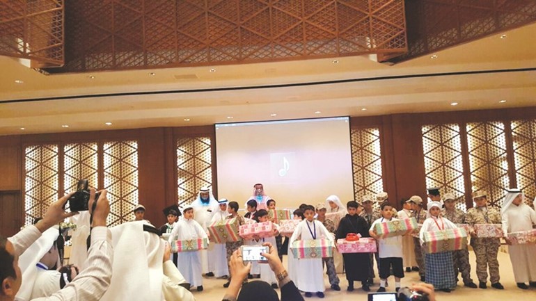 عدد من الطلبة المكرمين من مدرسة زياد بن لبيد الابتدائية﻿