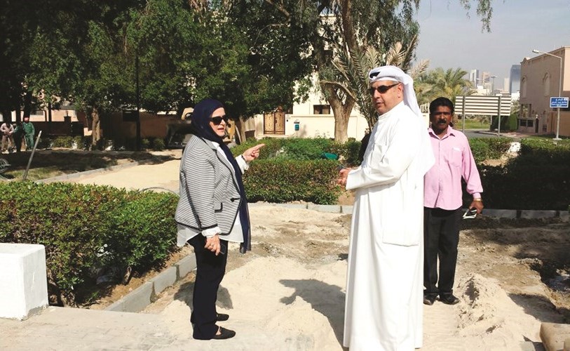 نبيلة الخليل خلال جولتها في إحدى الحدائق﻿