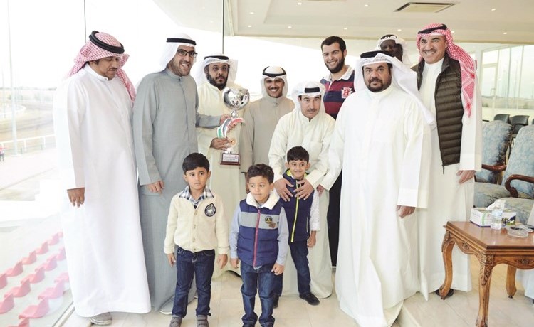 الشيخ ضاري الفهد يسلم الكأس للفائز ﻿