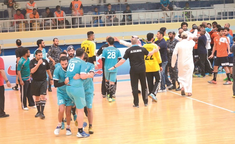 جانب من المشاجرة بين الفريقين وتدخل العقلاء منهم لفض النزاع﻿