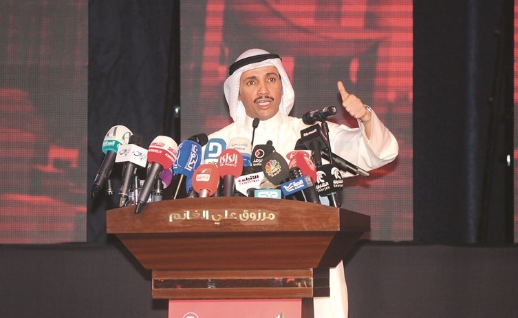 رئيس مجلس الأمة السابق ومرشح الدائرة الثانية مرزوق الغانم متحدثا خلال ندوته الانتخابية مساء أمس	(هاني الشمري)﻿
