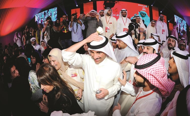 مرزوق الغانم محاطا بمحبيه بعد الندوة﻿