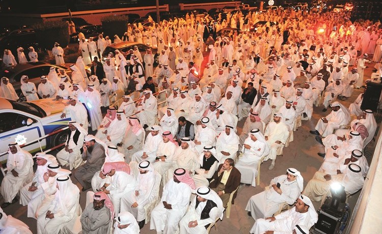  وحضور كبير في الخارج يتابعون الندوة بعد أن امتلأ المقر عن آخره﻿