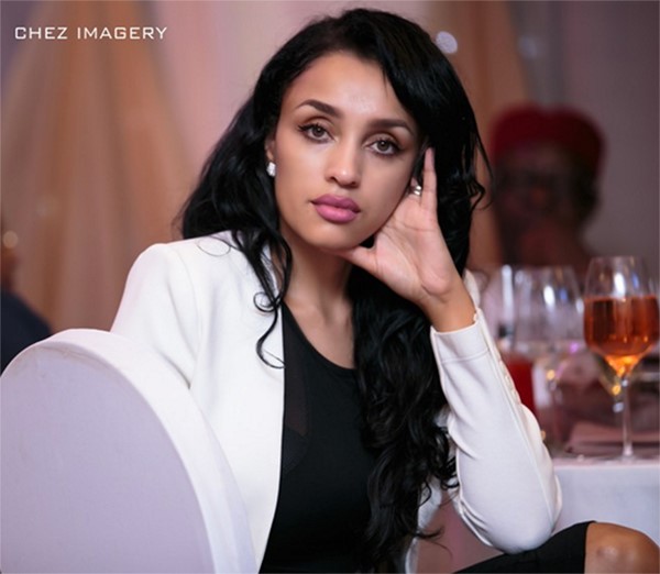 كي تأسر قلوب الجميلات.. تابع قصة هذا النيجيري المسن وكيف اوقع مضيفة الخطوط الاماراتيه بشباكة