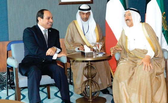 صاحب السمو الامير الشيخ صباح الأحمد لدى استقباله الرئيس المصري عبدالفتاح السيسي  في مقر إقامته في مالابو بغينيا الاستوائية