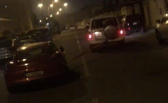 بالفيديو.. ردة فعل خليجي وجد سيارة بورش متوقفة أمام مدخل منزله!