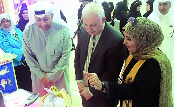 د.بدر العيسى متجولا في المعرض المقام على هامش الملتقى