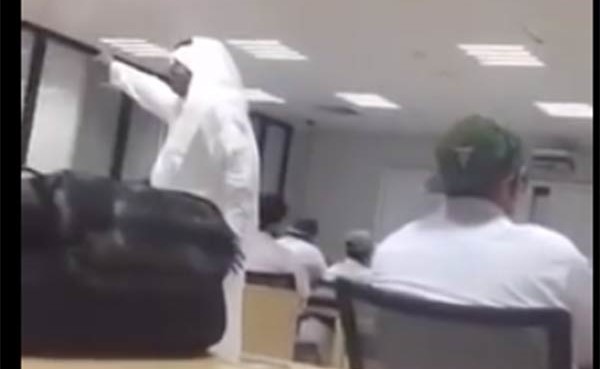 بالفيديو.. أكاديمي سعودي يهدد طلابه "بالرسوب"
