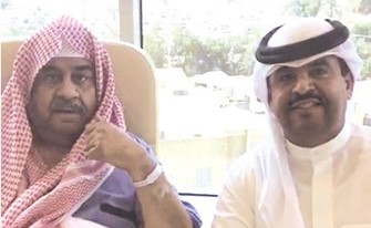 الشيخ دعيج الخليفة أثناء زيارته للعملاق عبدالحسين عبدالرضا بالمستشفى﻿