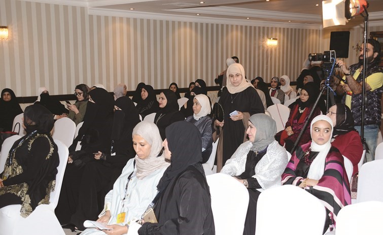 ناخبات الدائرة الثالثة يستمعن لحديث الشايع﻿
