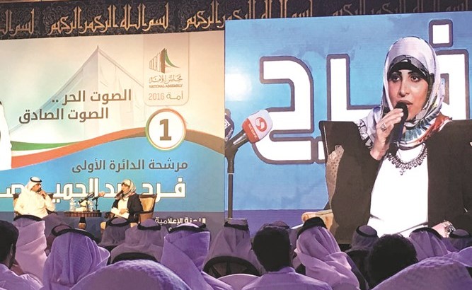 الحضور يتابعون حديث مرشحة الدائرة الأولى د.فرح صادق﻿