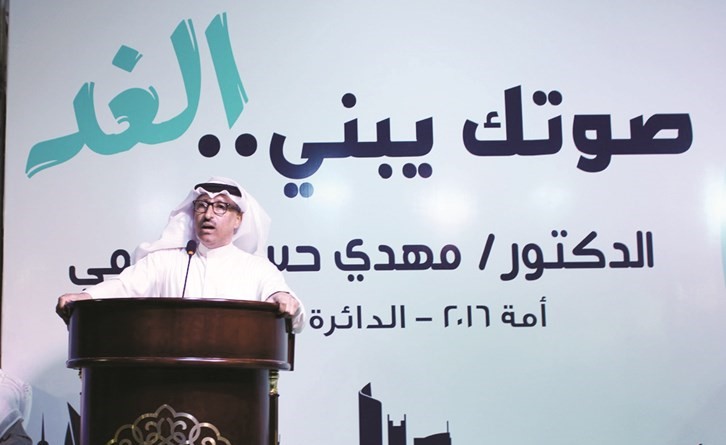مرشح الدائرة الخامسة د.مهدي حسن العجمي متحدثا خلال الندوة﻿
