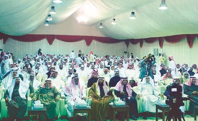 الحضور يتابعون حديث مرشح الدائرة الرابعة مرزوق الخليفة﻿