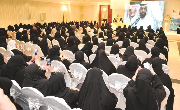 متابعة من الحضور النسائي لكلمة المرشح عبدالله فهاد ﻿