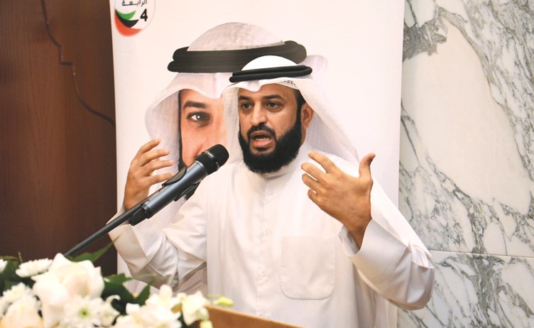 مرشح الدائرة الرابعة عبدالله فهاد العنزي متحدثا في الندوة﻿