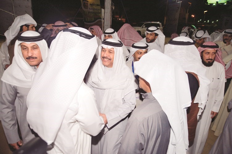 مرشح الدائرة الانتخابية الثانية النائب السابق حمد الهرشاني محاطا بابناء الدئرة الثانية﻿