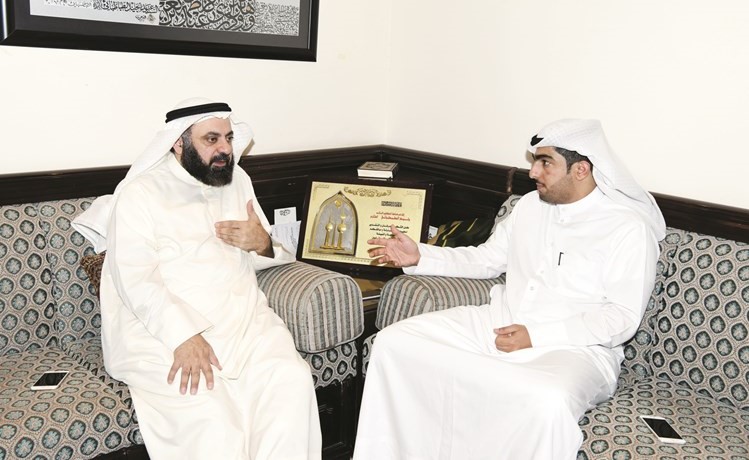 النائب السابق ومرشح الدائرة الثالثة د. وليد الطبطبائي متحدثا للزميل سلطان العبدان﻿