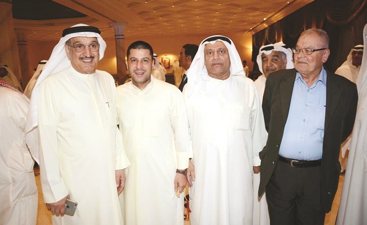 عدد من الناخبين مع كامل العوضي﻿