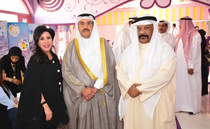 الفريق أول أحمد الرجيب خلال جولة قام بها لمعرض رسومات الأطفال قبل انطلاق الندوة﻿