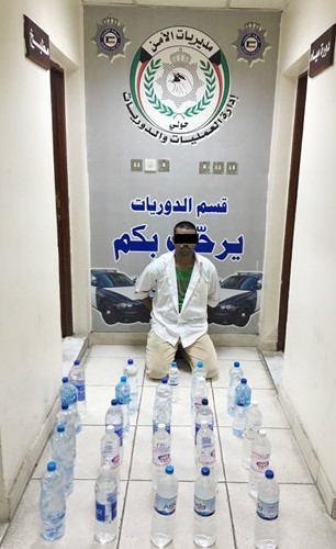 الهندي وأمامه الخمور ﻿