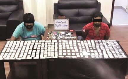 الوافدان وأمامهما المضبوطات﻿