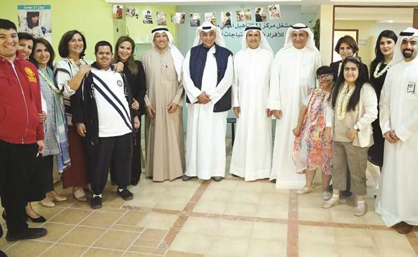 قيادات بنك الكويت الوطني ومركز 21 مع رواد المشغل المهني بعد الافتتاح﻿