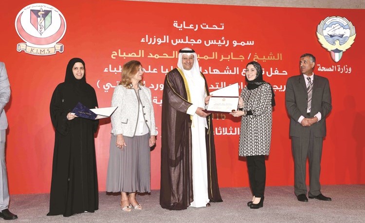 د.علي العبيدي مكرما إحدى الطبيبات الخريجات	(ريليش كومار)﻿
